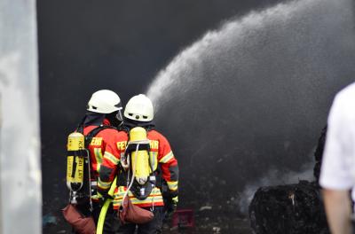 Grosselfingen: Lagerhalle in Vollbrand eines Muellentsorgungs Betrieb 